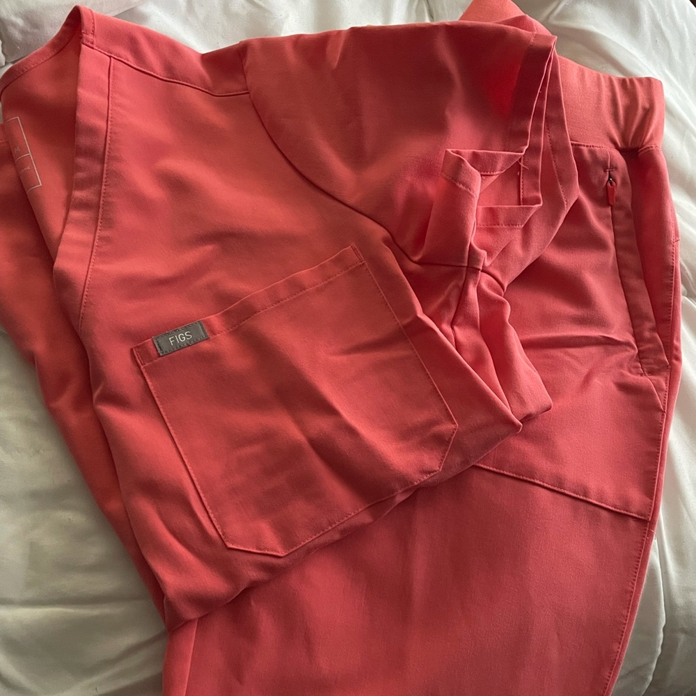 Figs hot coral scrub set